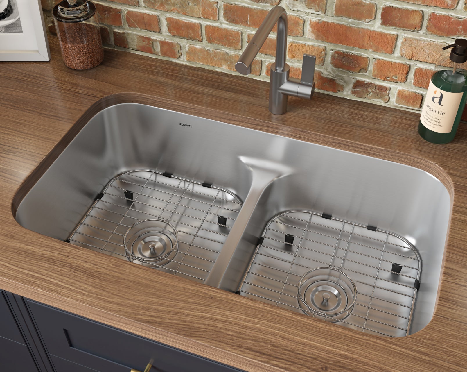 Ruvati 32-inch Low-Divide 50/50 Double Bowl Undermount 16 Gauge Stainless Steel Kitchen Sink