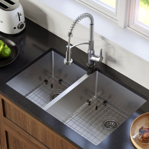 Scottsdale Single-Handle Pull-Down Sprayer Kitchen Faucet